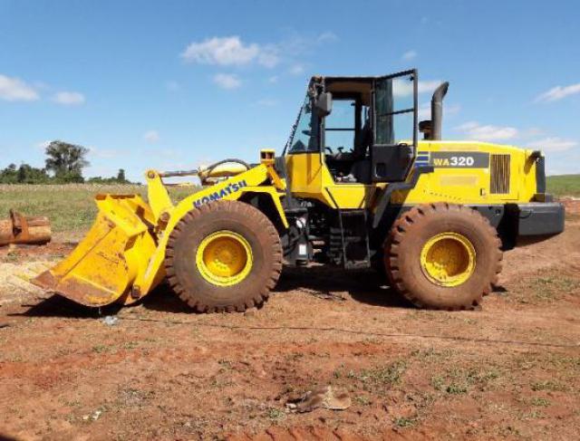 Pá-carregadeira  em Colíder